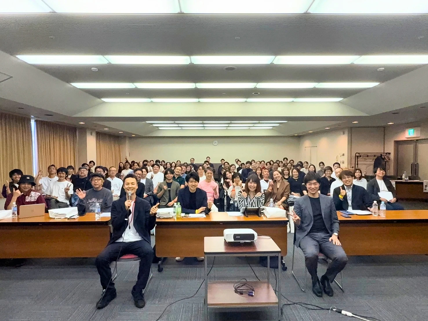 平井友裕が静岡で主催した講演会の集合写真